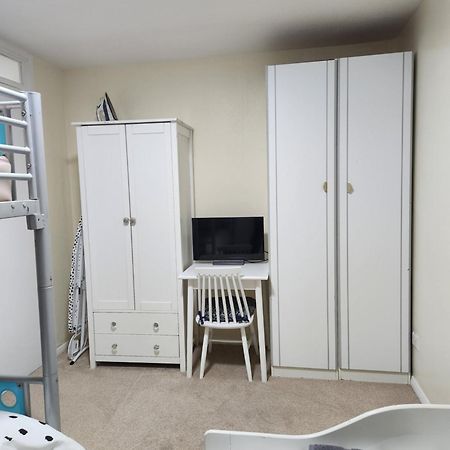 Twin Room In Crawley,Gatwick,West Sussex Ifield Exterior photo
